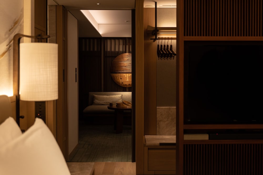 Deluxe Suite, 1 King Bed, City View - Photo 2
