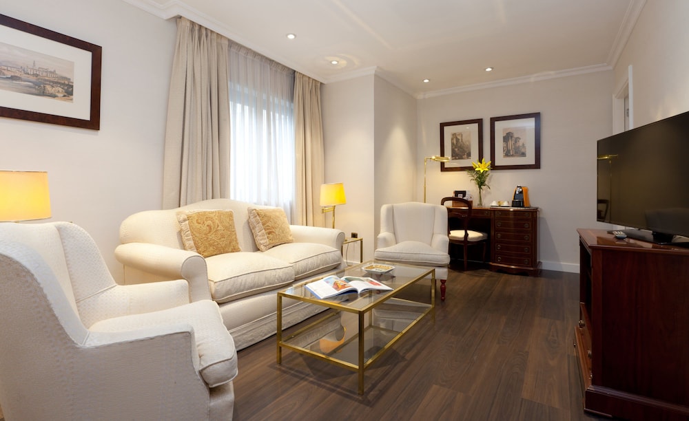 Suite - Photo 3
