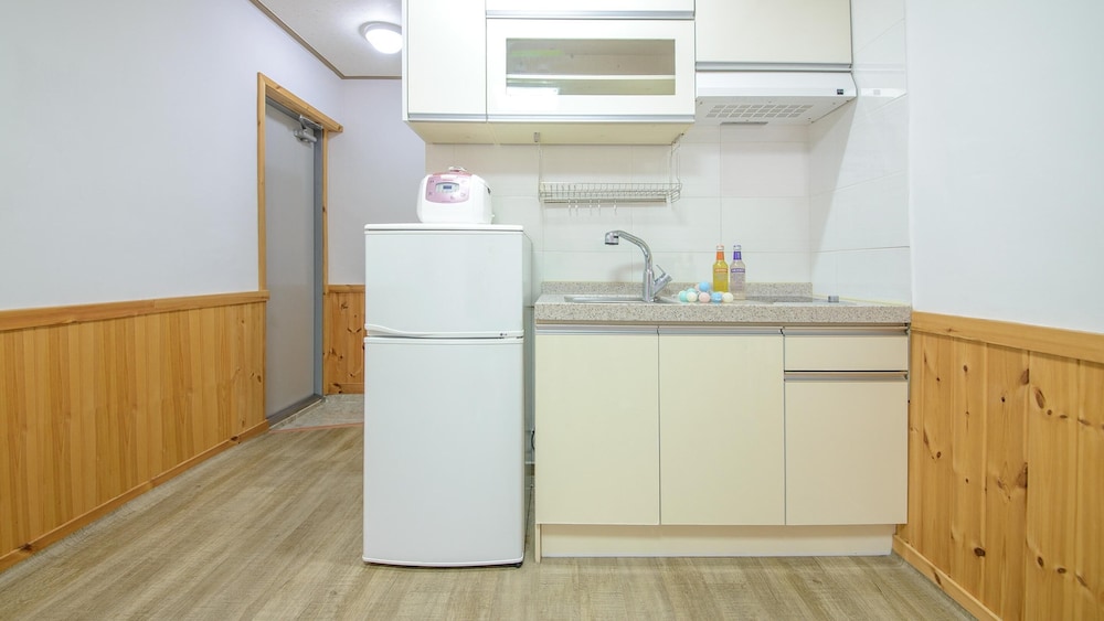 Basic Room, 1 Bedroom (B202) - Photo 5