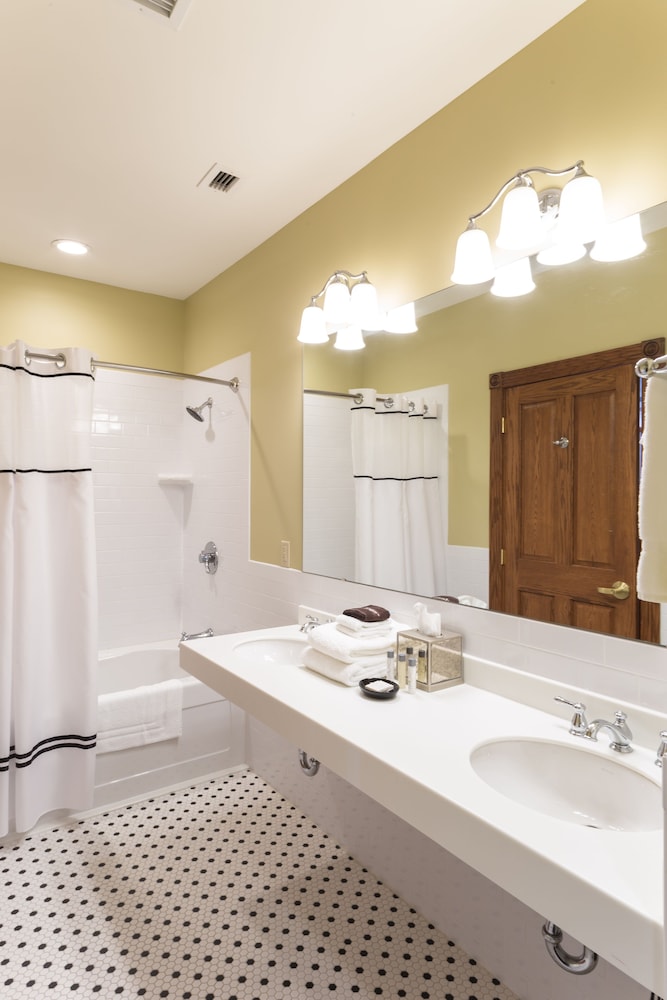 Deluxe Suite, 2 Queen Beds (Basler Suite) photo 3