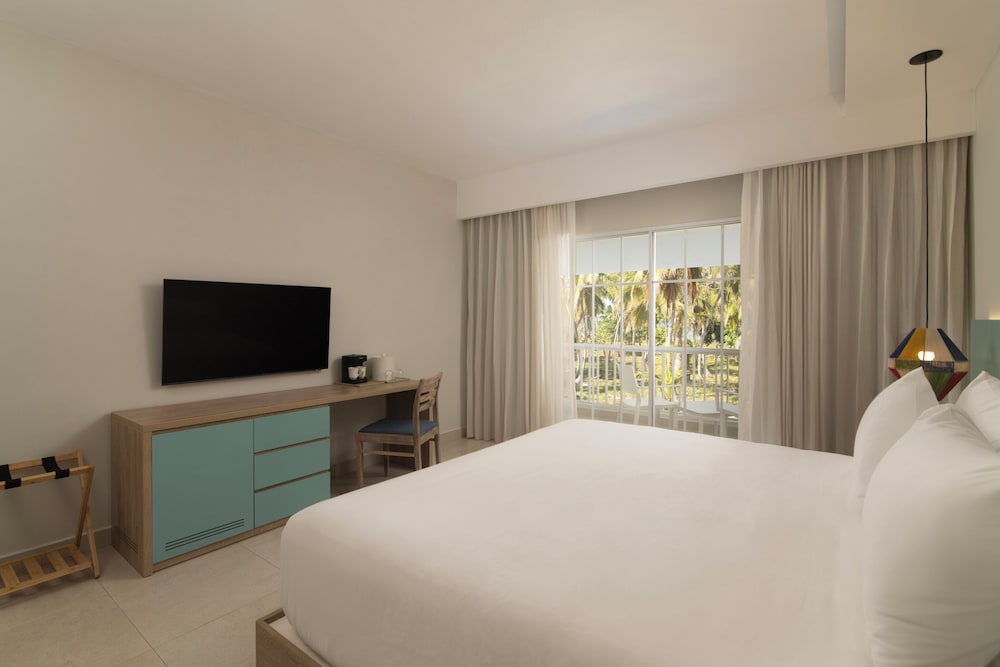 Club Room, 1 King Bed, Ocean View - Photo 1