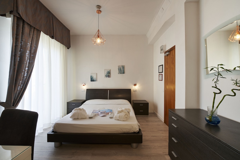 Romantic Suite, 2 Bedrooms, Hot Tub, Sea Facing (Madreperla)