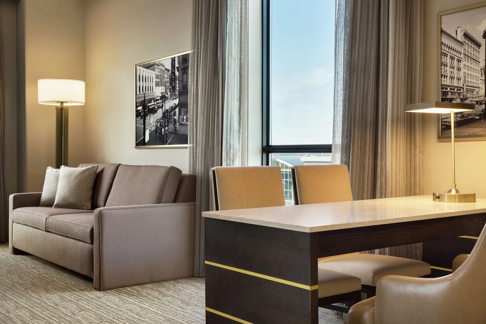 Suite, 1 King Bed, Accessible, Bathtub photo 2