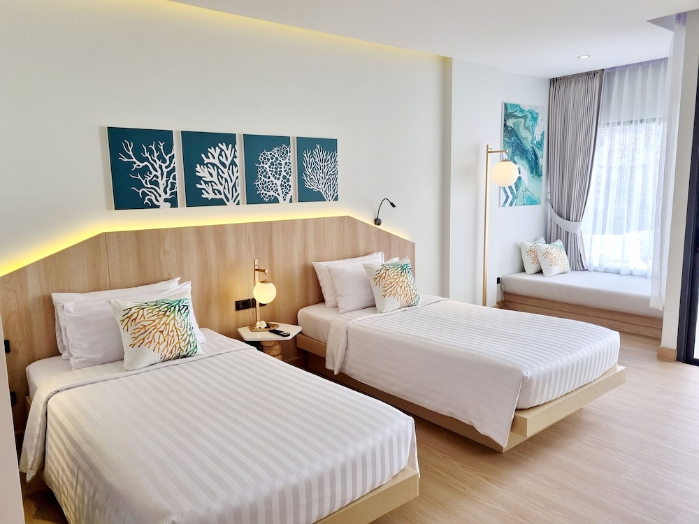 Deluxe Room, Pool View - Photo 6