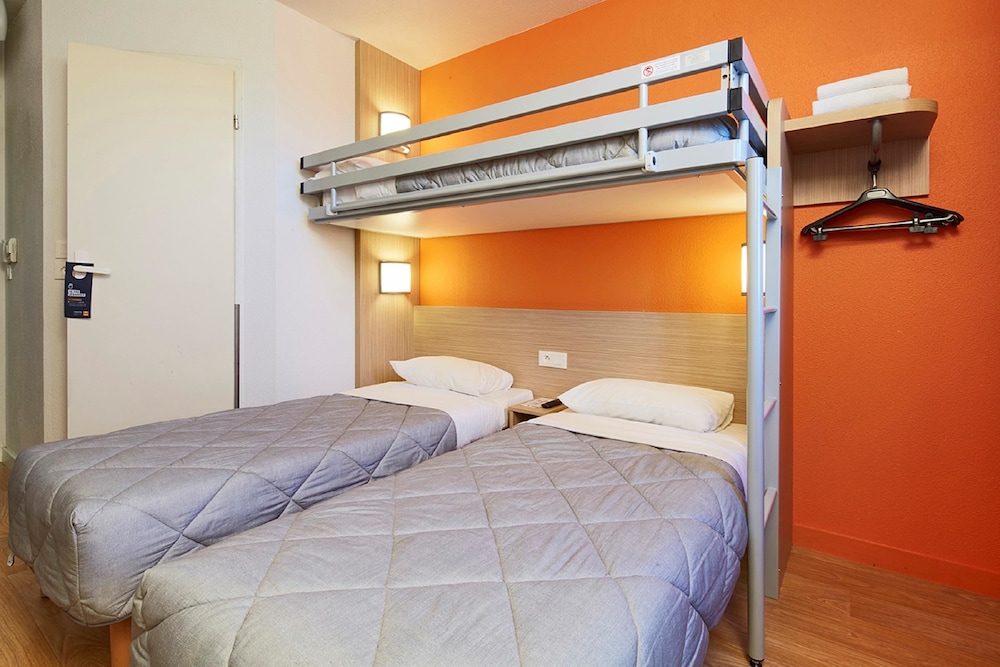Standard Room, 3 Twin Beds photo 3