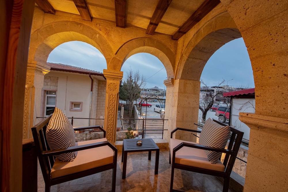 Stone Deluxe Room with Balcony - Photo 2