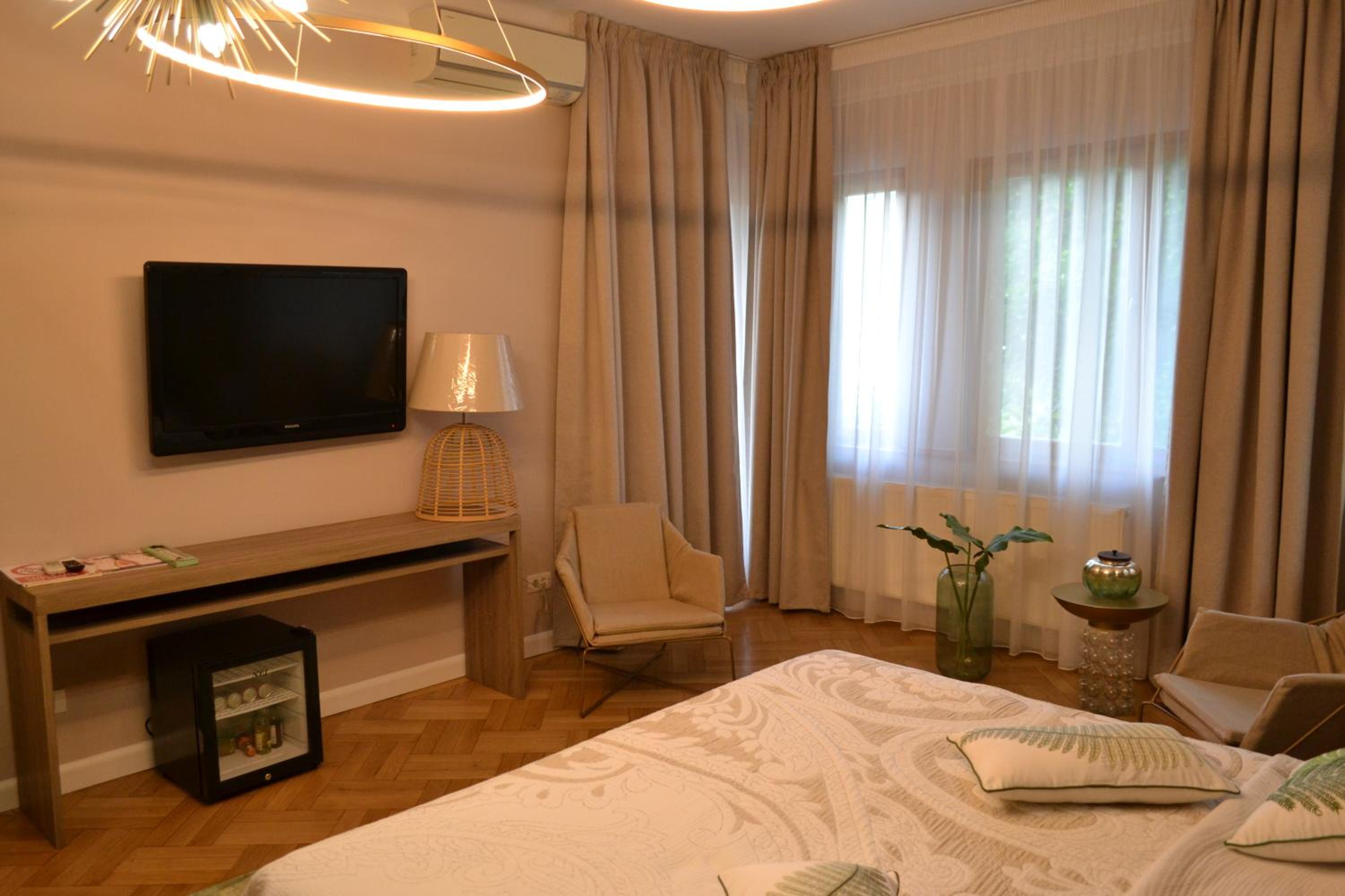 Standard Suite upper floors no elevator photo 2