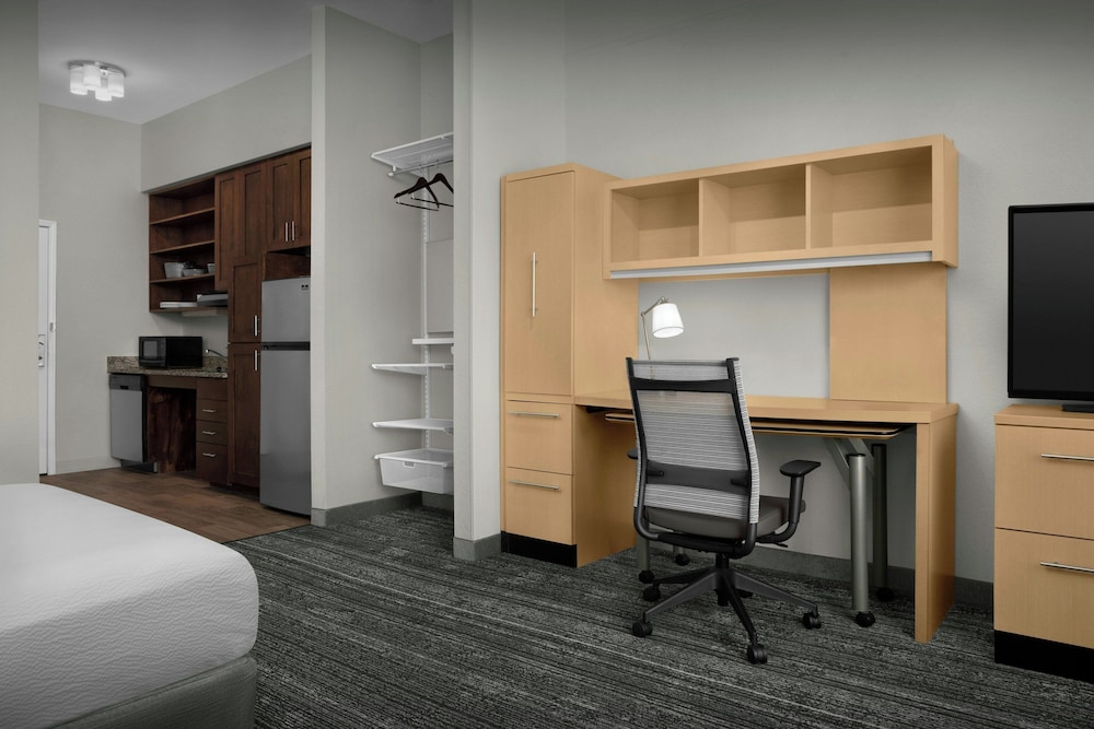 Studio Suite, 1 Queen Bed with Sofa bed (Mobility Accessible, Roll-in Shower)