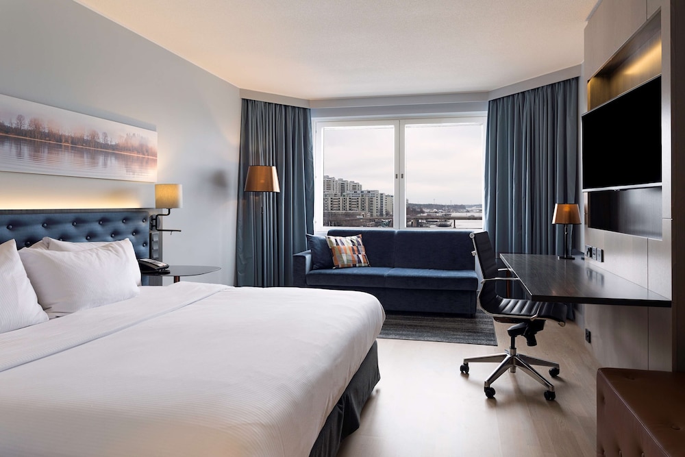 Room, 1 King Bed, Sea View - Photo 1