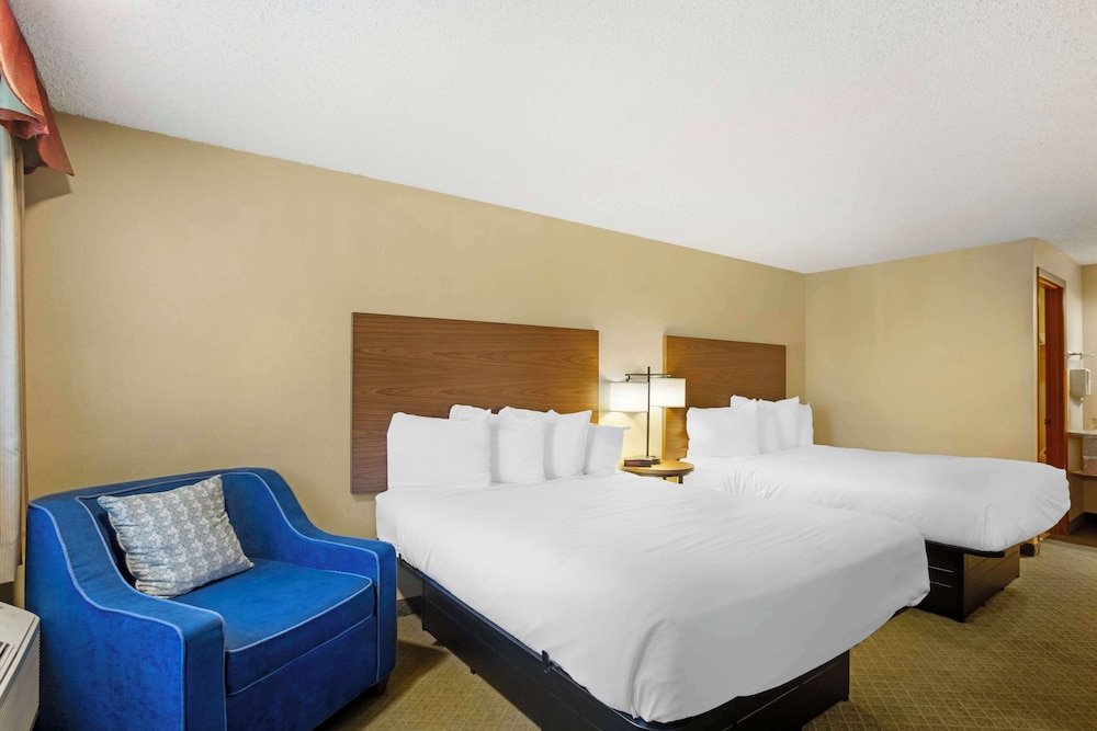 Standard Room, 2 Queen Beds, Non Smoking, Refrigerator & Microwave photo 2
