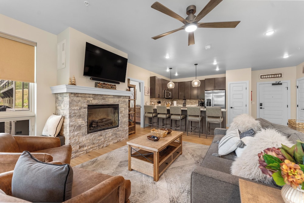 Condo (2 Bedrooms)