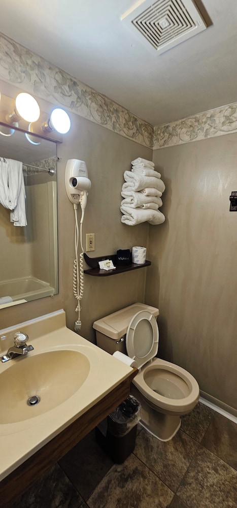 Basic Single Room, 2 Double Beds, Kitchenette, Ground Floor photo 2