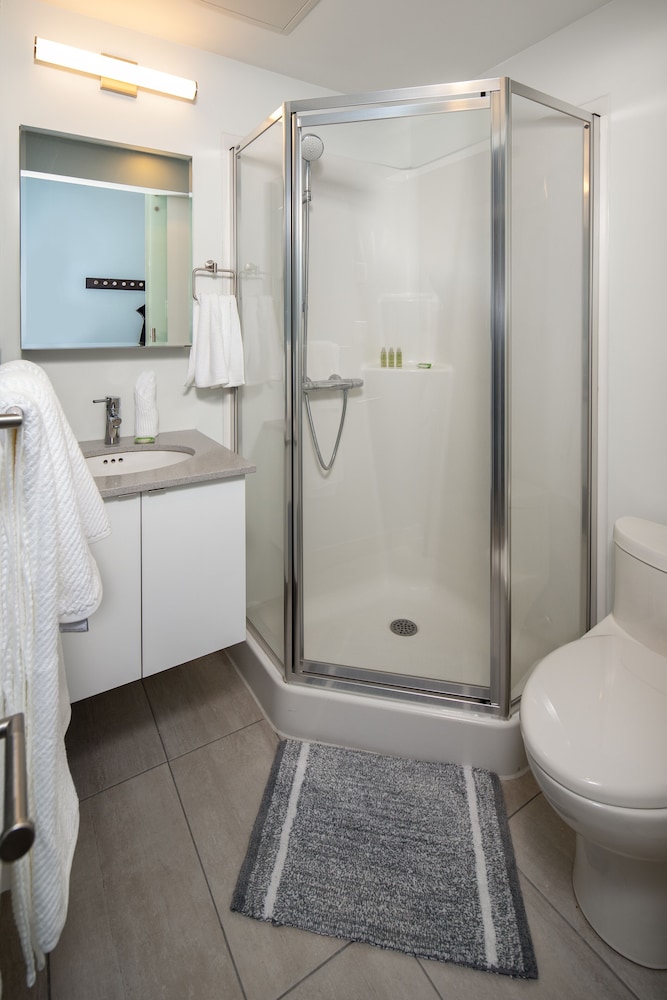 Standard Studio Suite, 1 Queen Bed, Roll-in Shower, Balcony