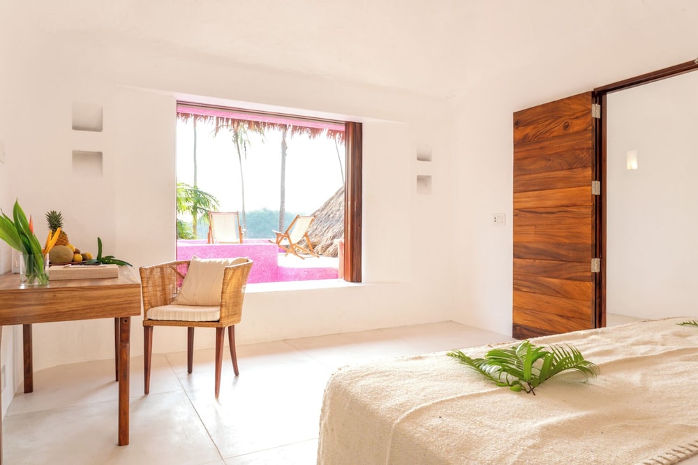 Standard Room, 1 King Bed, Ocean View (Bungalow Flamingo Suite) photo 1