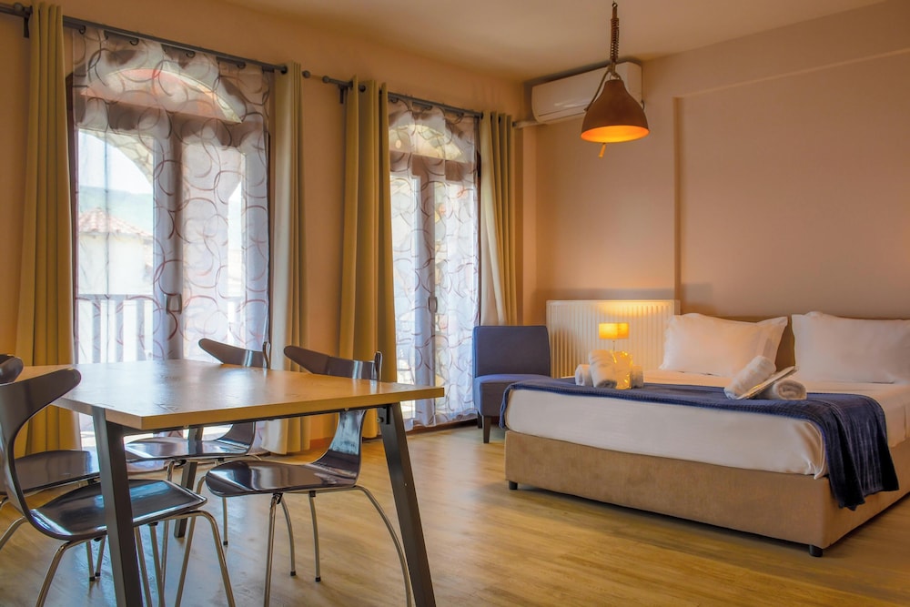 Deluxe Suite (Street view)
