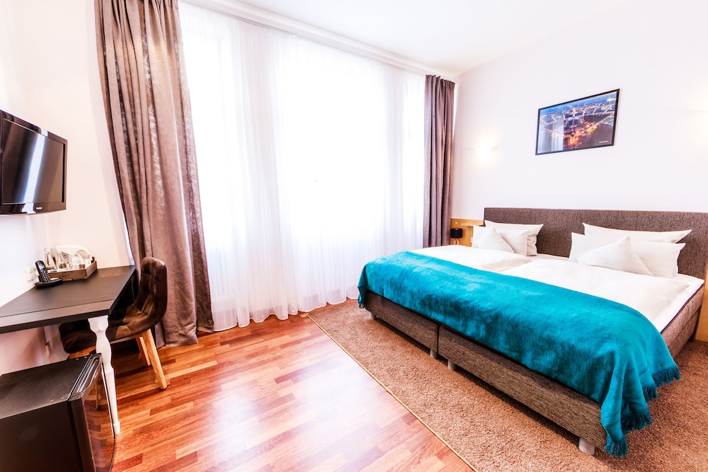 Basic Double Room, 1 Bedroom, Non Smoking photo 3
