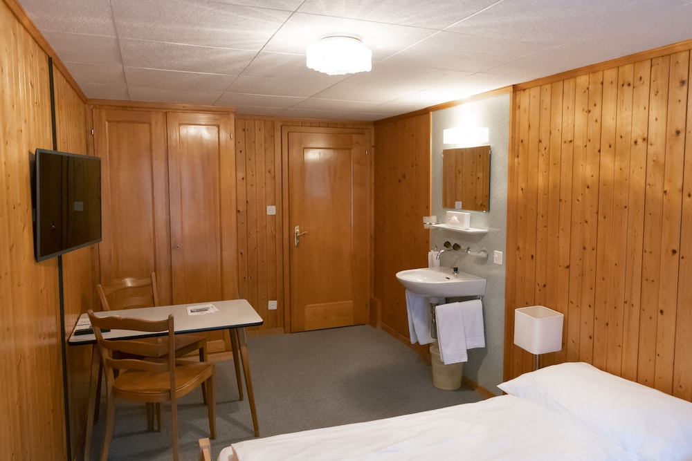 Basic Double or Twin Room, Shared Bathroom photo 2