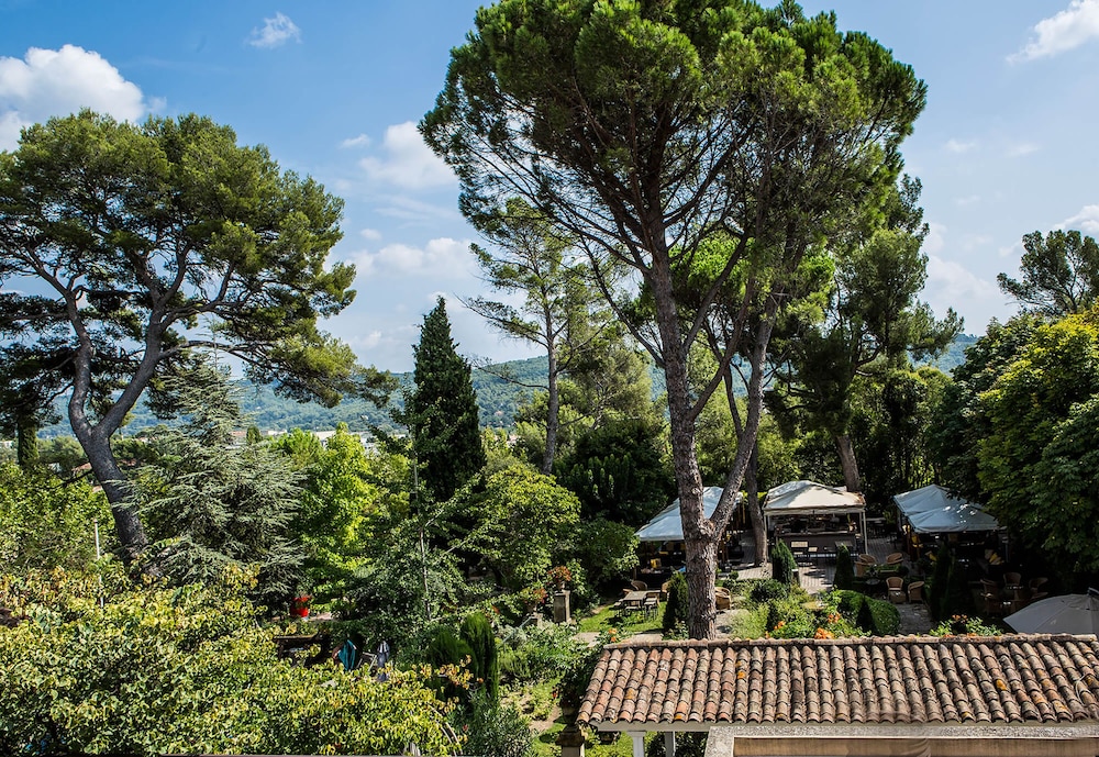 Chambre Supérieure, vue jardin Chambre Supérieure, vue jardin