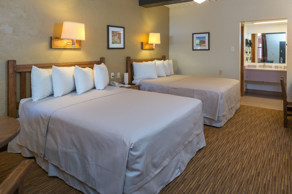 Room, 2 Queen Beds photo 1
