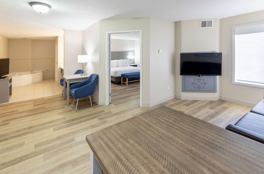 Suite, 1 King Bed (Whirlpool) photo 1