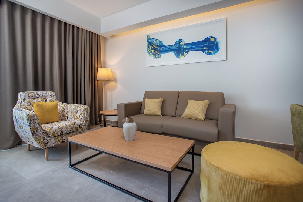 Luxury Suite - Photo 12