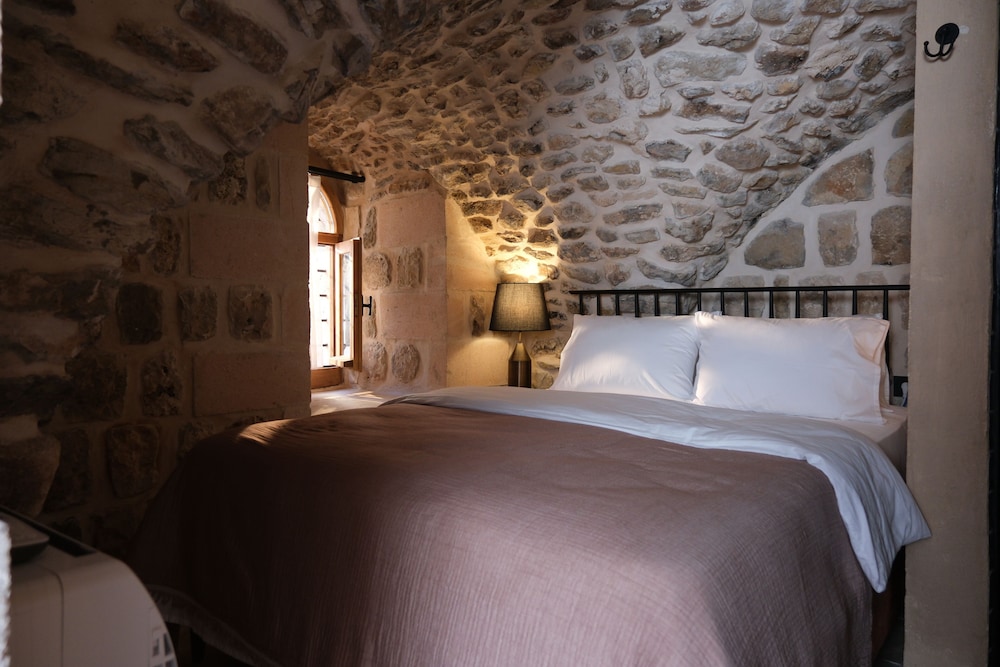 Junior Room, 1 Queen Bed