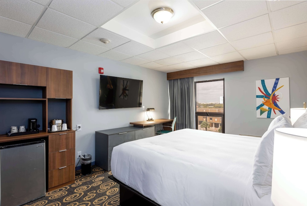 Room, 1 King Bed, Non Smoking - Photo 5