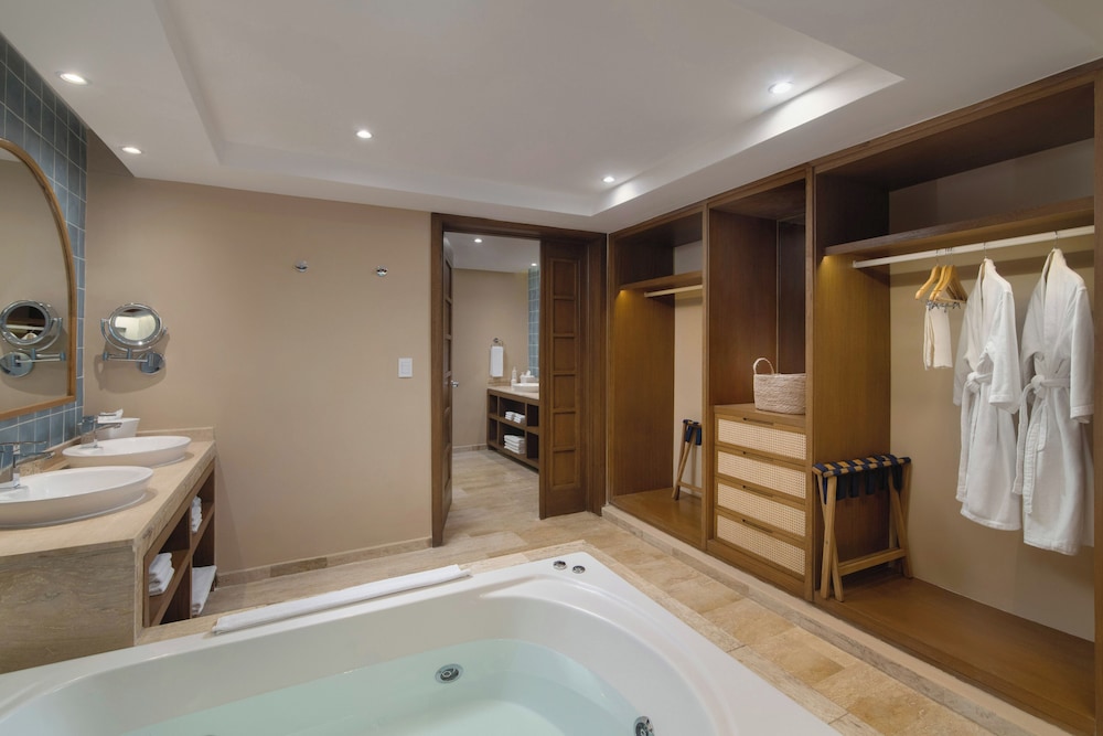 Zel Two Bedroom Master Suite Swimup