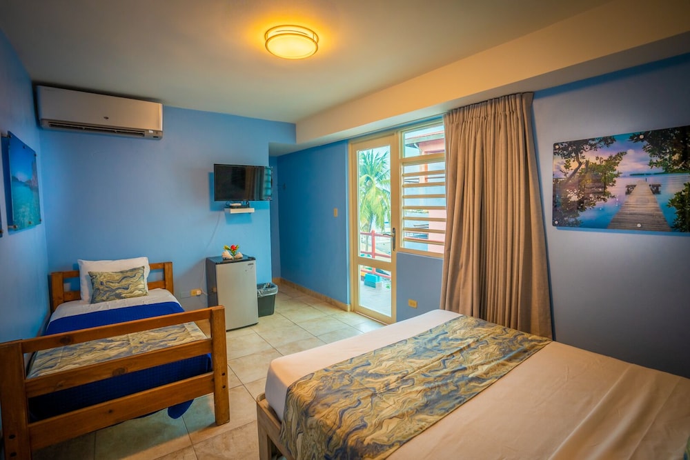 Deluxe Triple Room, Partial Ocean View photo 3