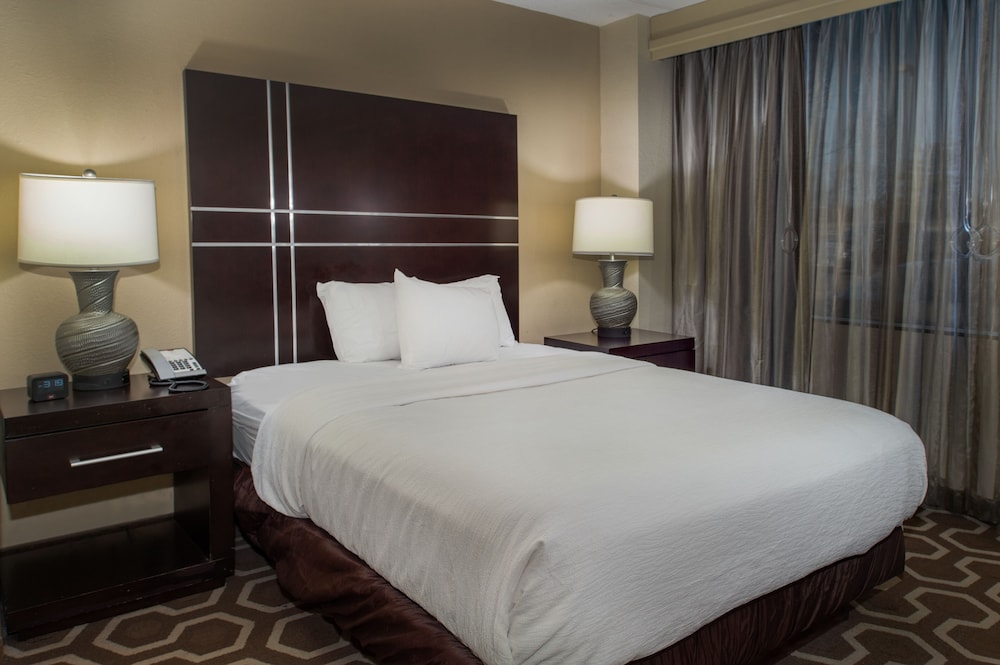 Suite, 1 Queen Bed, Accessible, Bathtub (Mobility & Hearing) - Photo 2