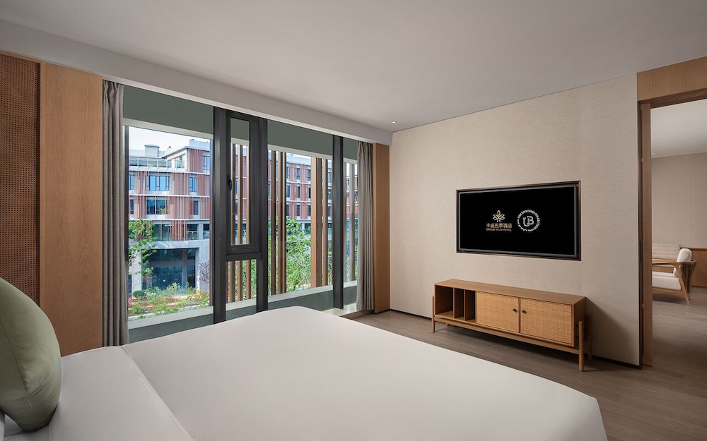 Collection Suite with 1 King Bed - Photo 1