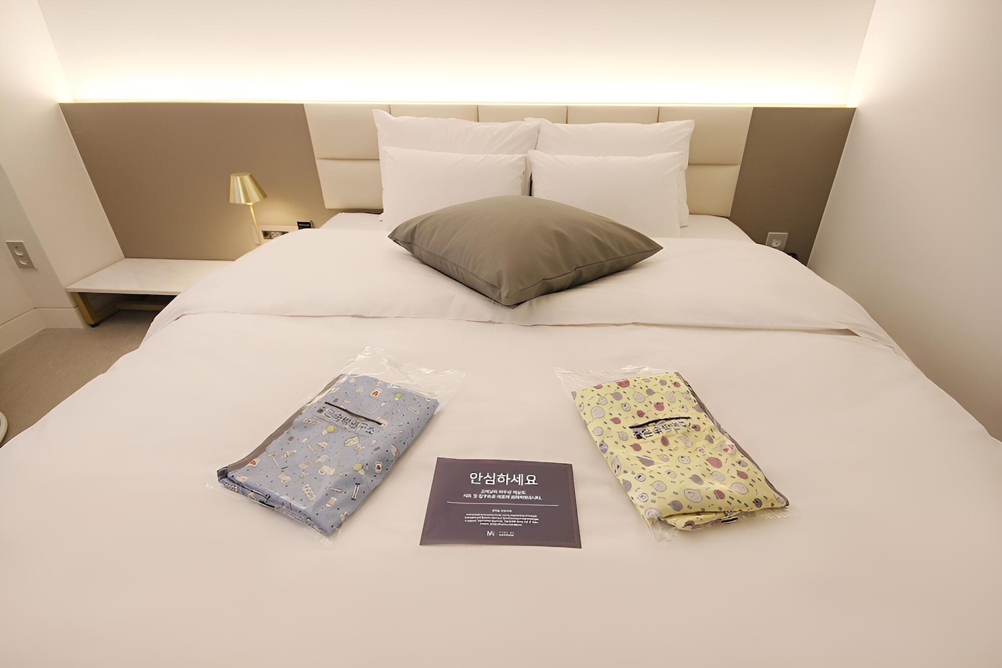 Room (Premium A (OTT King Bed)) - Photo 2