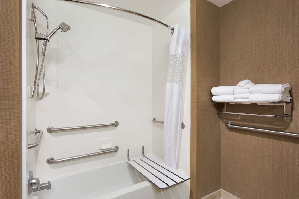 Room, 2 Queen Beds, Accessible, Bathtub (Mobility) - Photo 4