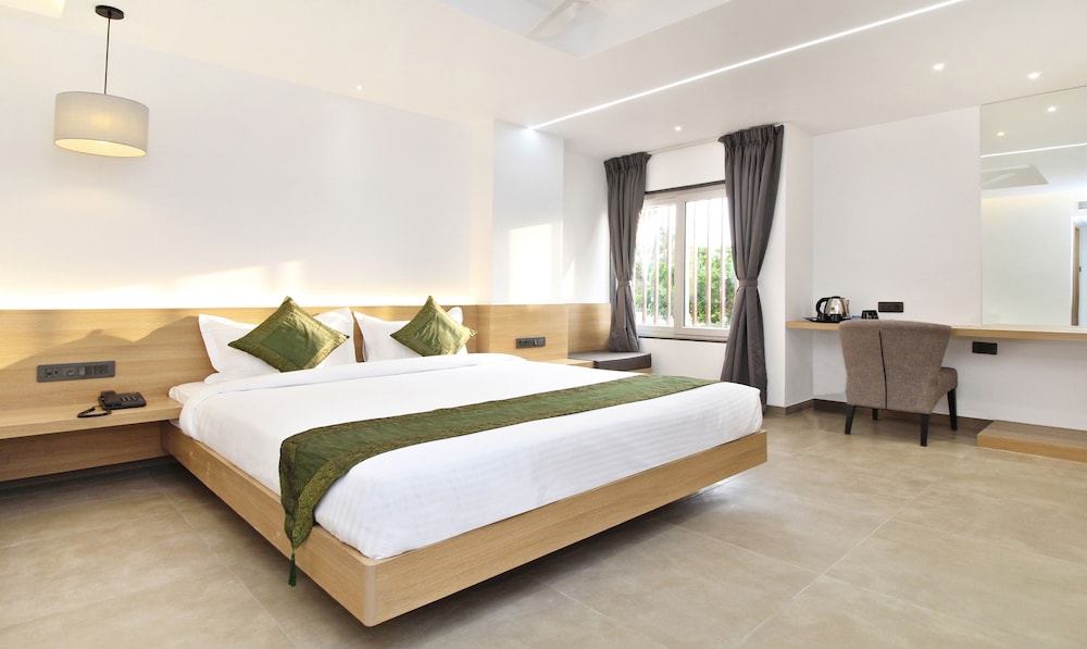 Deluxe Room, Multiple Beds - Photo 1