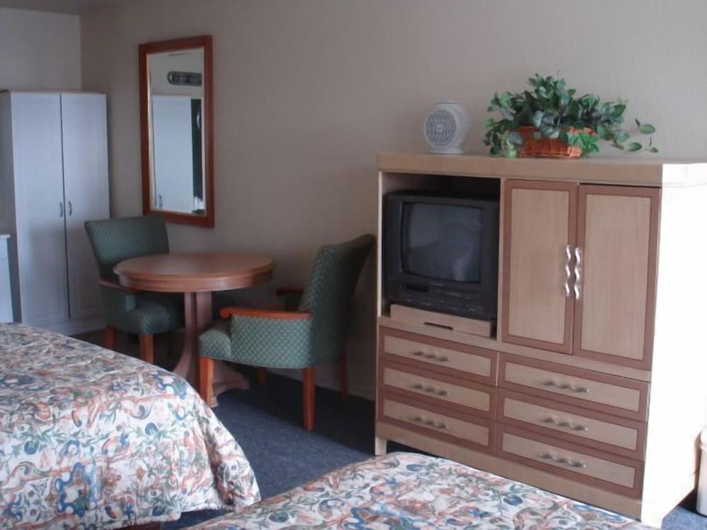 Standard Room, 2 Queen Beds photo 3