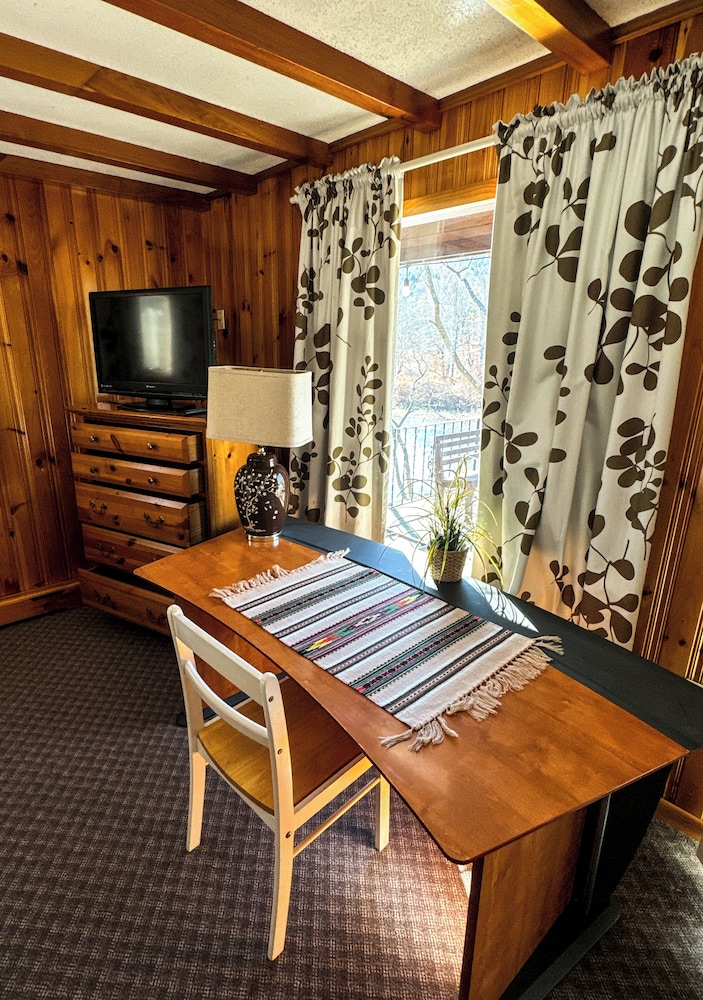 Honeymoon Room, 1 Queen Bed, Hot Tub, Beach View photo 3