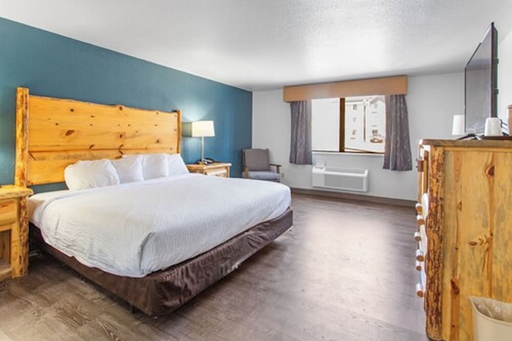 Standard Room, 1 King Bed, Non Smoking, Refrigerator & Microwave - Photo 4