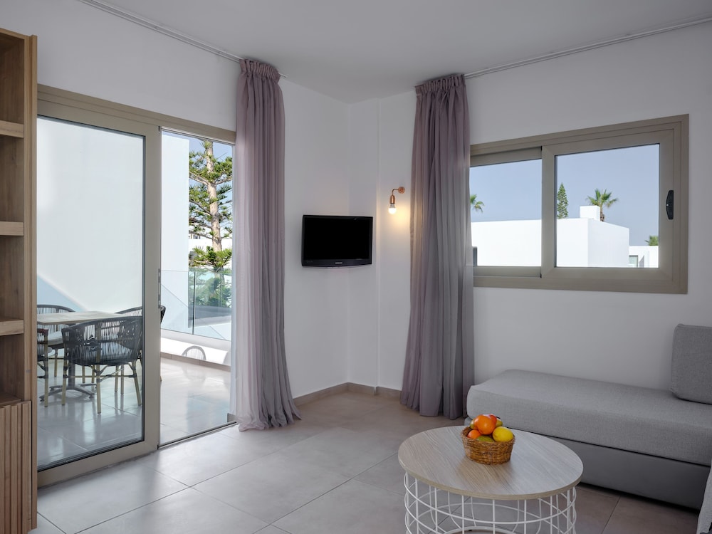 One Bedroom Family Suite photo 3