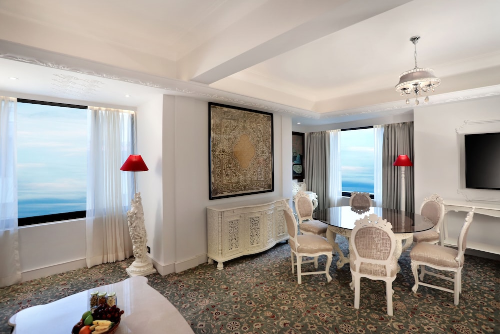 Luxury Suite - Photo 5