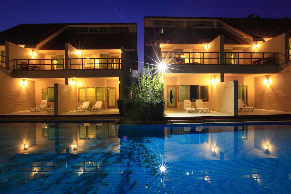 Deluxe Pool Access - Photo 8