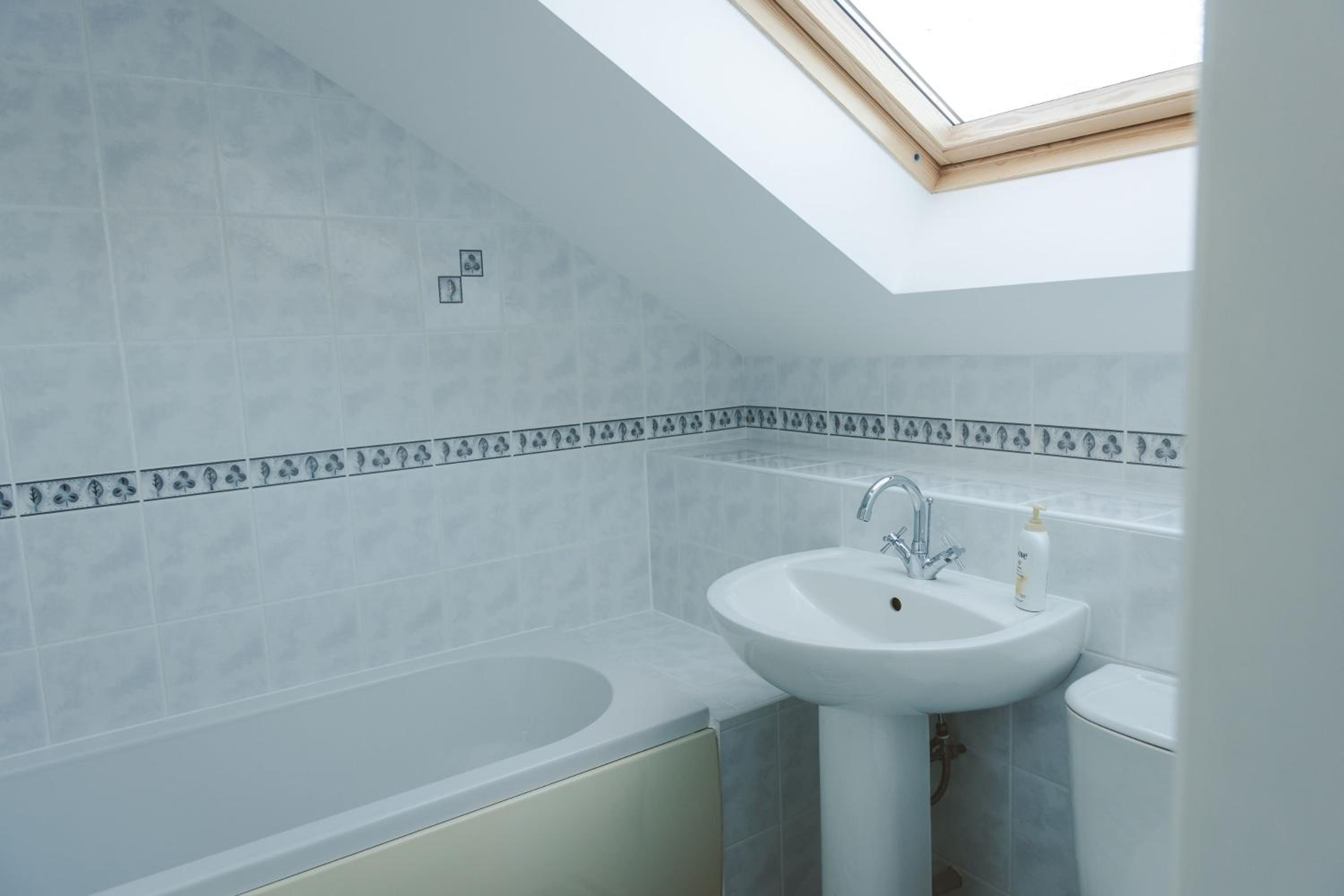 Twin Room with Private Bathroom - Photo 1