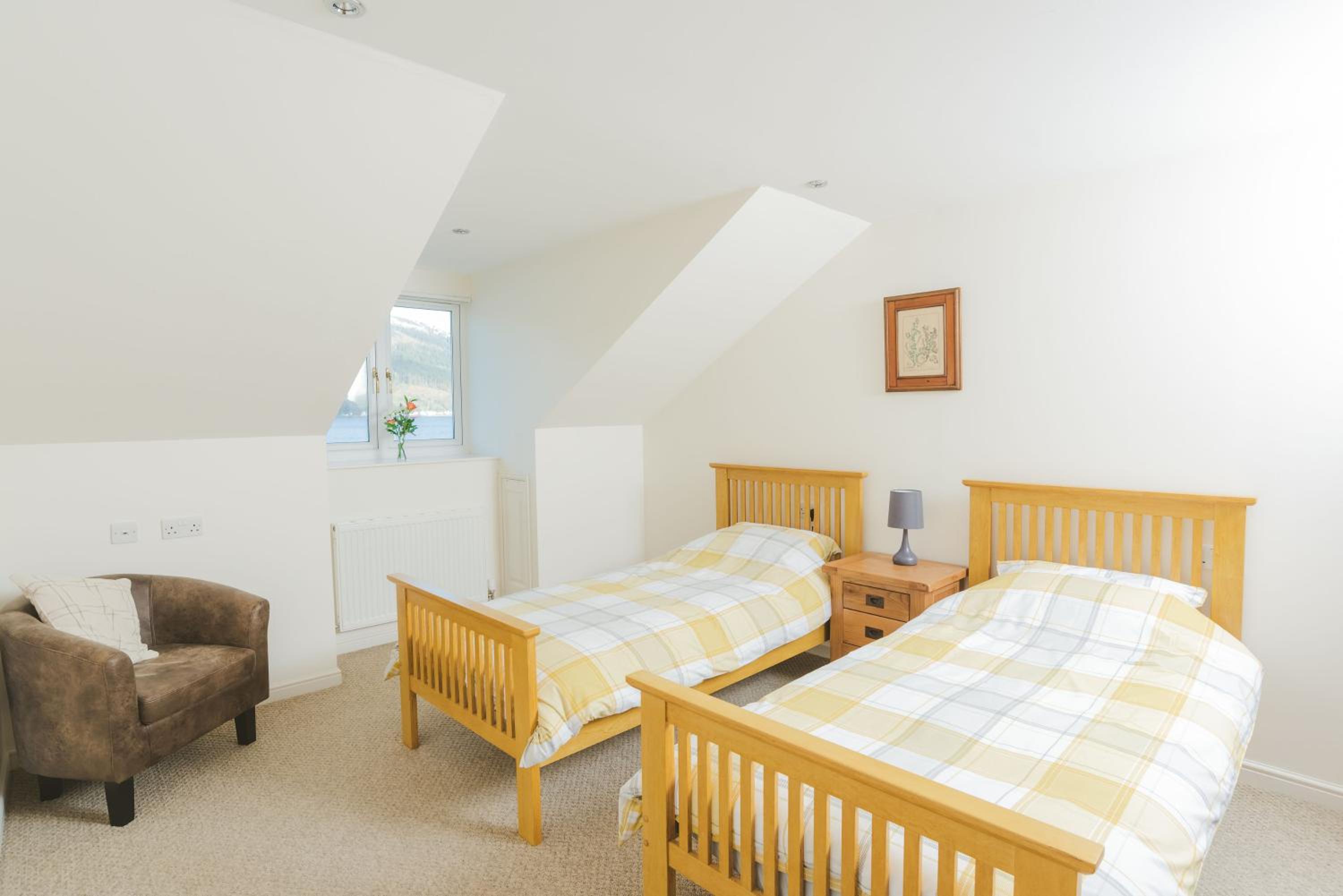 Twin Room with Private Bathroom - Photo 2