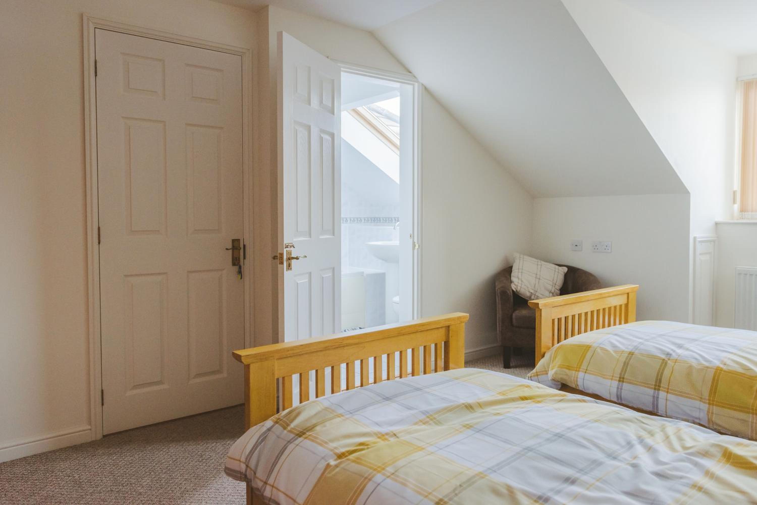 Twin Room with Private Bathroom - Photo 3