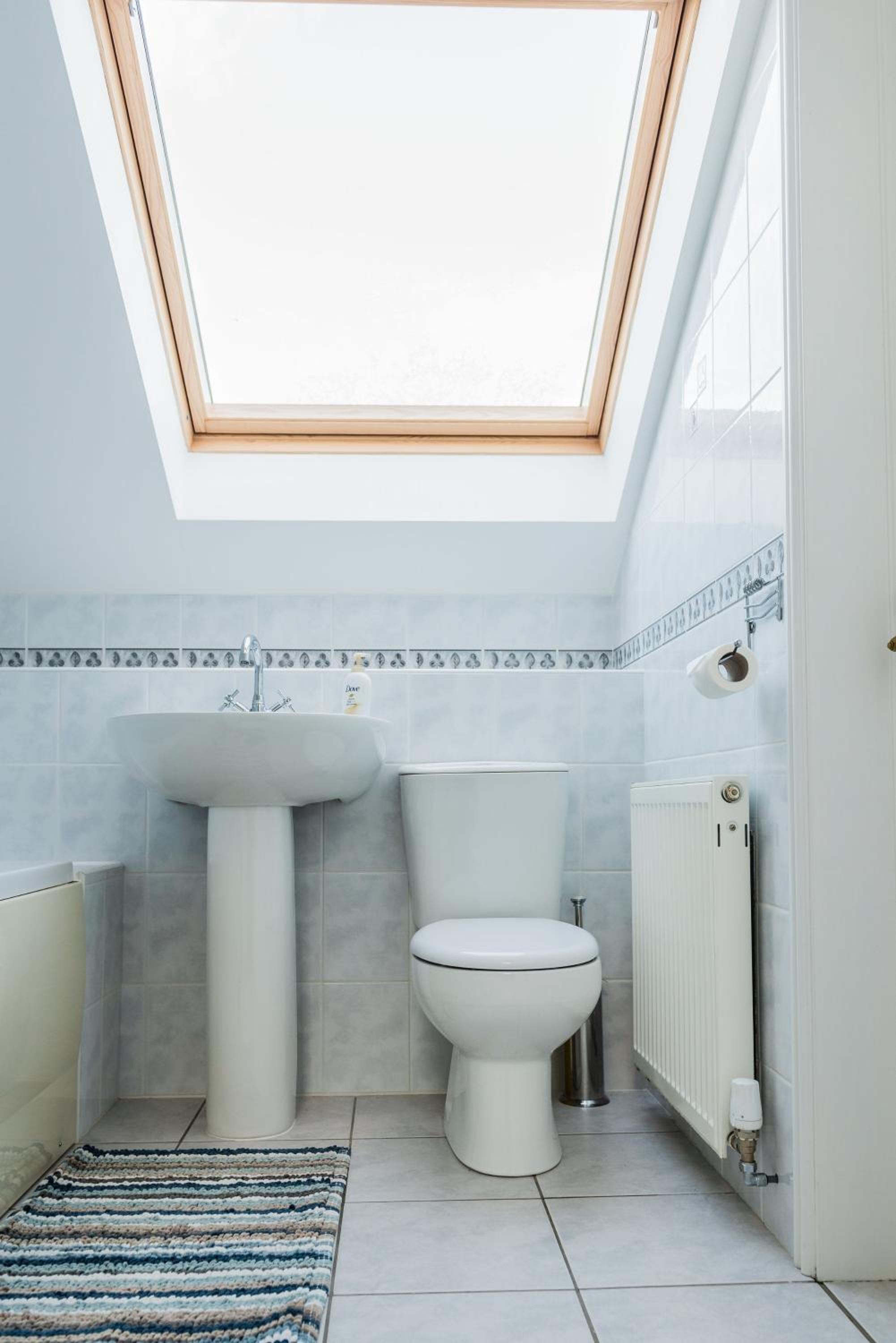 Twin Room with Private Bathroom - Photo 4