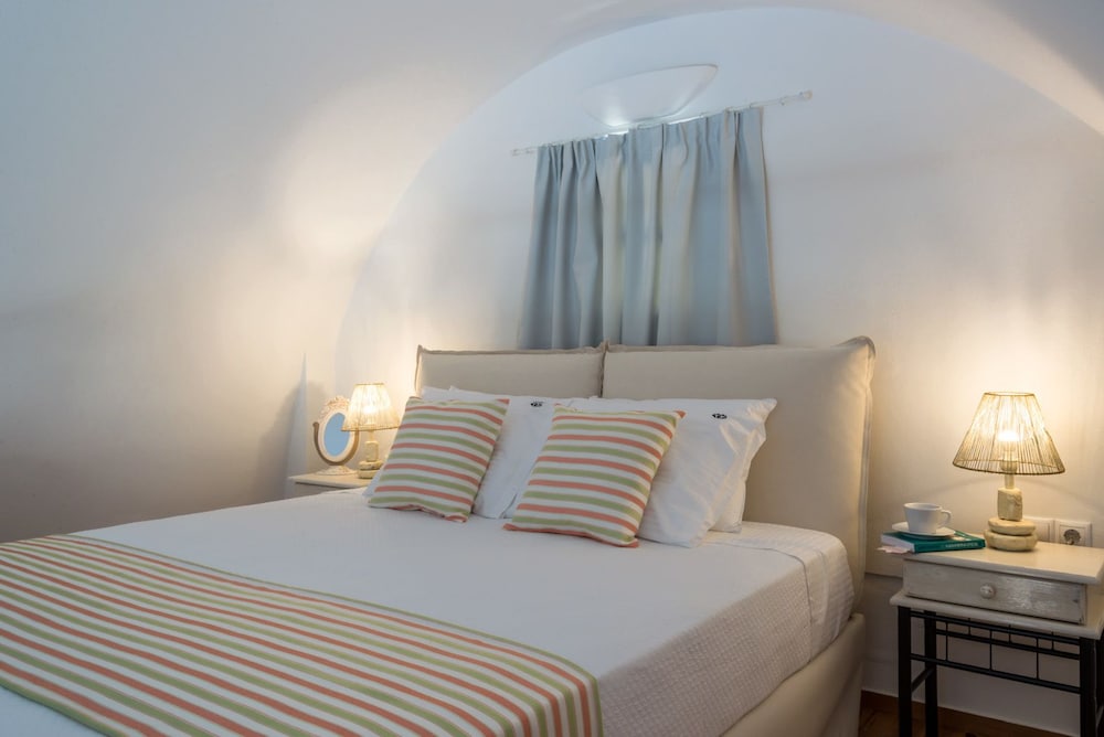 Executive Suite with Private Heated Plunge Pool and Caldera View