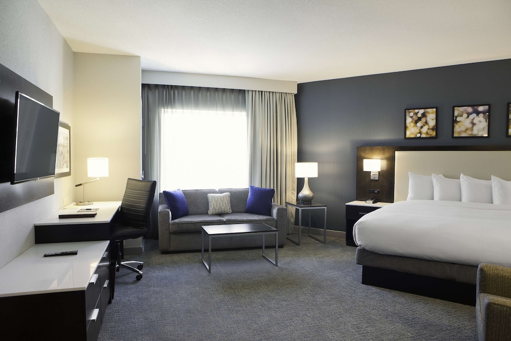 Suite, 1 King Bed with Sofa bed, Accessible (Mobility & Hearing, Roll-In Shower) photo 1