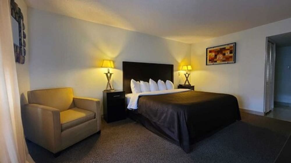 Standard Room, 1 King Bed, Non Smoking - Photo 2