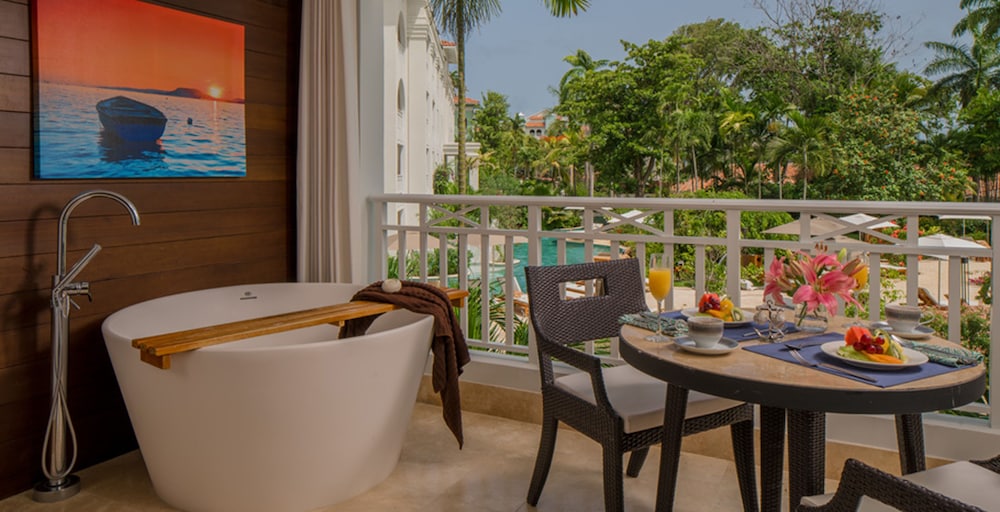 Luxury Room, 1 Bedroom, Garden View (Crystal Lagoon Luxury Honeymoon Room) photo 3