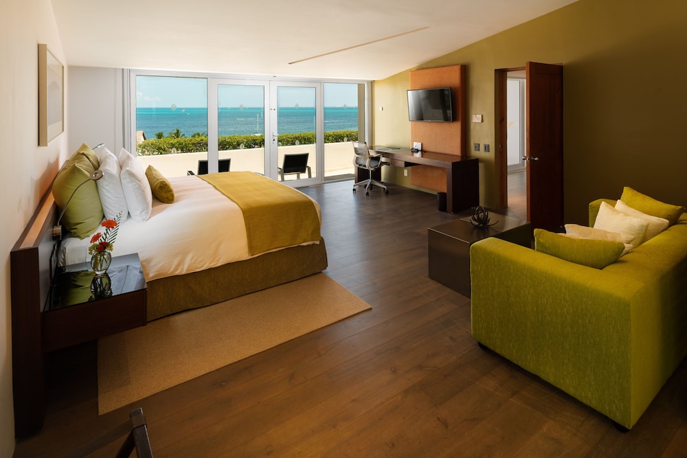 Suite, 1 King Bed (Caribbean) thumbnail 6
