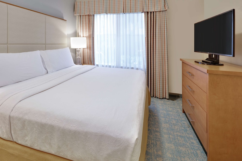 1 King Studio, Roll-In Shower w/sleeper sofa
